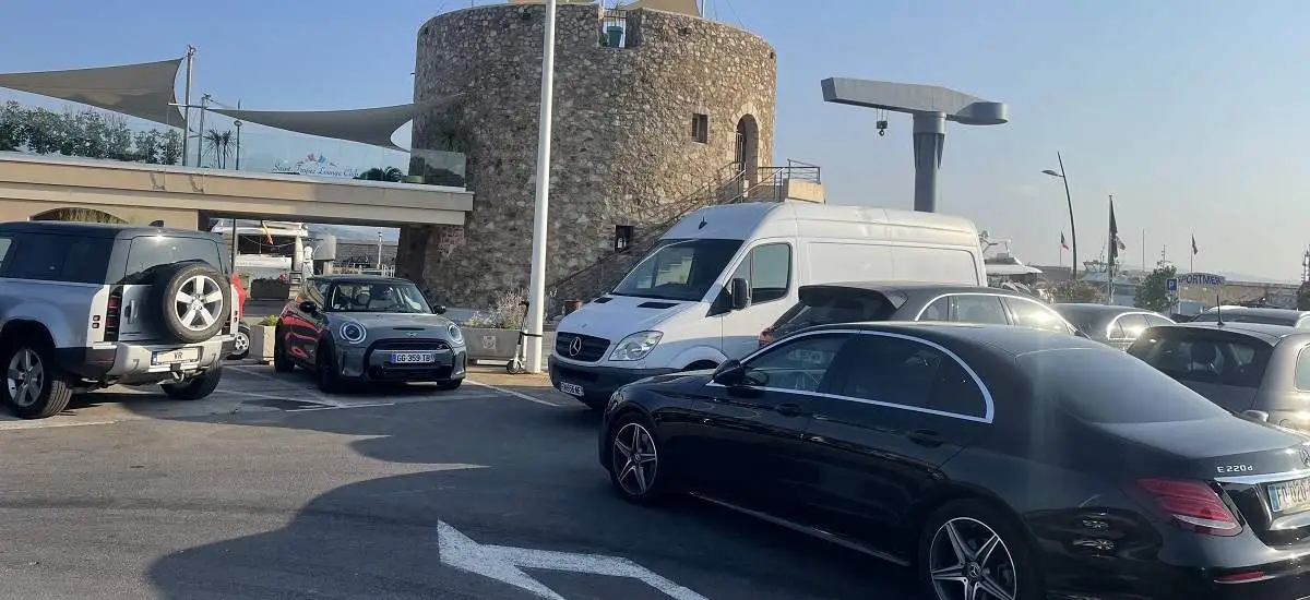 Berline Mercedes classe E chargeant des client à la capitainerie de la marina de Saint Tropez