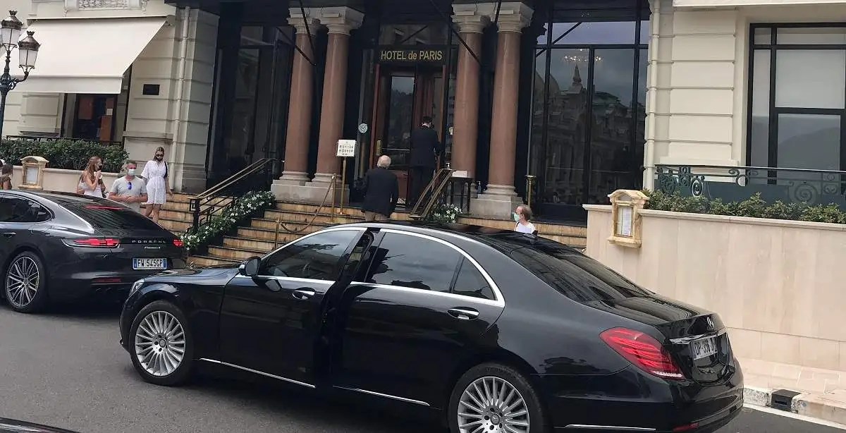 Mercedes classe S chargeant des client à l'hôtel de paris de Monte-Carlo