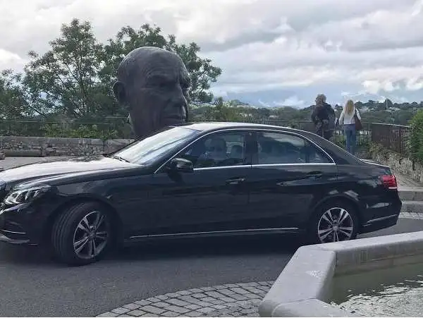 Prise en charge des clients à Mougins devant la statue de Picasso