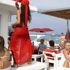 Dépose de clients dans une fête sur la plage de St Tropez après un transfert de l'aéroport de Nice