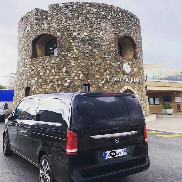 Mercdes van classe V attendant les marins à la capitainerie de Saint Tropez